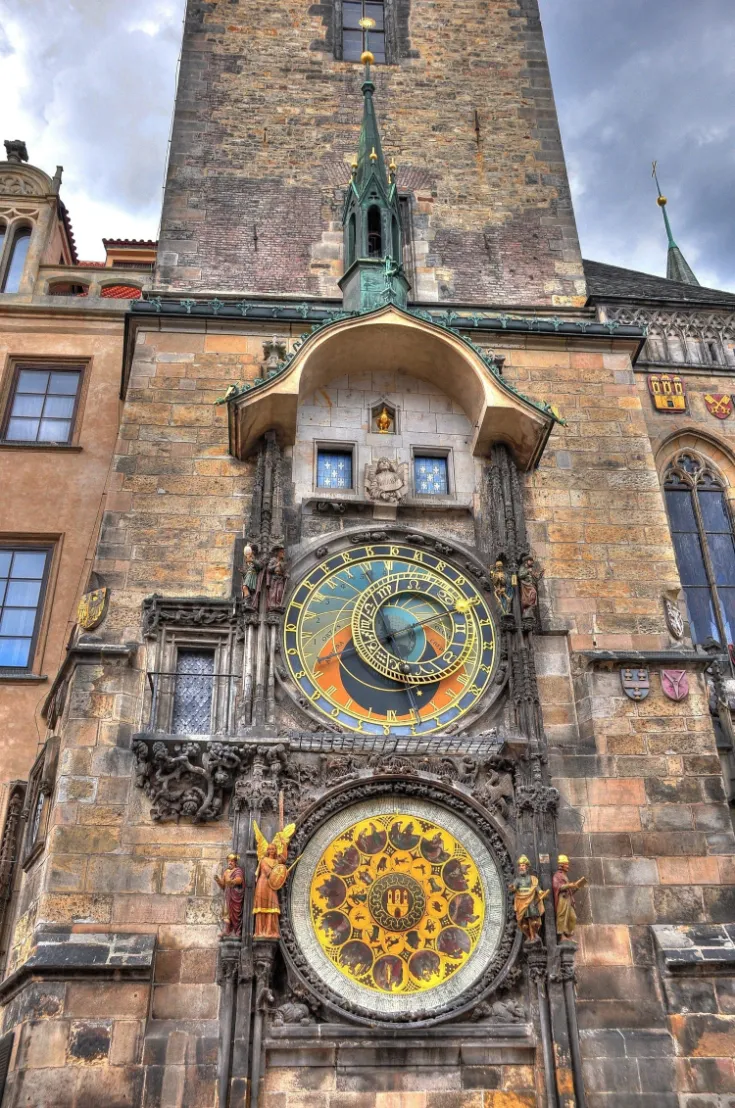 Die wohl eigentliche Sehenswürdigkeit des Altstädter Ring ist das Altstädter Rathaus mit seiner astronomischen Uhr.